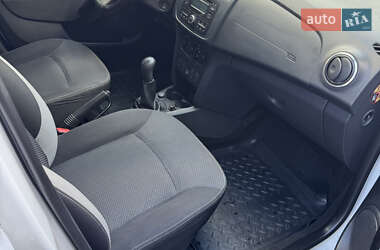 Седан Renault Logan 2013 в 