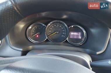 Седан Renault Logan 2015 в 