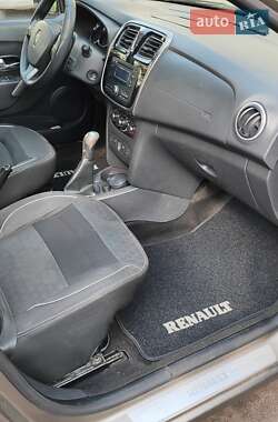 Седан Renault Logan 2013 в 
