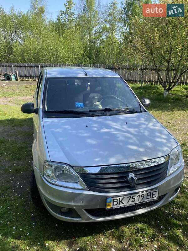 Седан Renault Logan 2012 в 