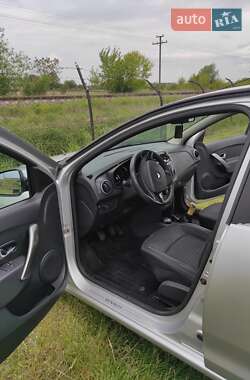 Седан Renault Logan 2013 в 