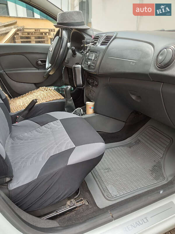 Седан Renault Logan 2013 в Ужгороде