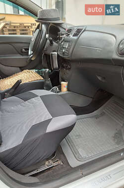 Седан Renault Logan 2013 в 