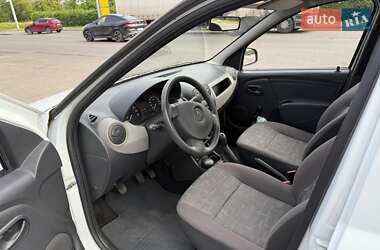 Седан Renault Logan 2012 в 