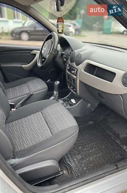 Седан Renault Logan 2012 в 