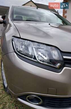 Седан Renault Logan 2015 в 