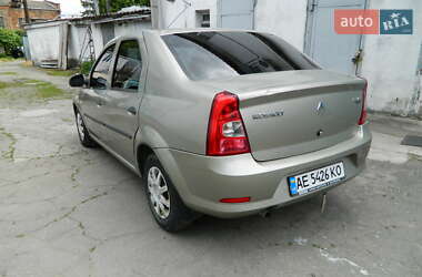 Седан Renault Logan 2011 в 