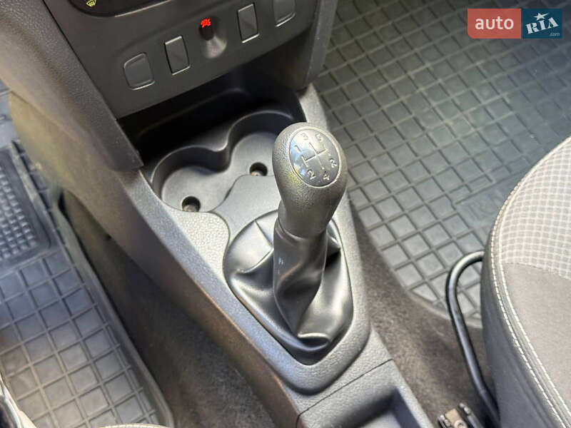 Універсал Renault Logan 2013 в Дніпрі