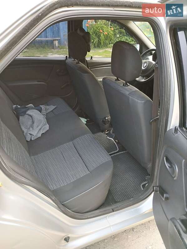 Седан Renault Logan 2010 в Глухове