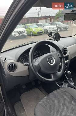 Седан Renault Logan 2012 в 