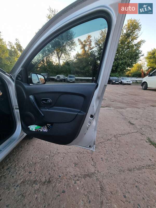 Седан Renault Logan 2013 в Кривом Роге