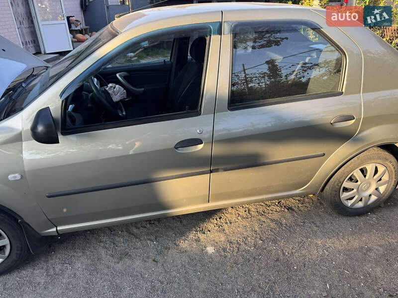 Седан Renault Logan 2011 в Бобрику