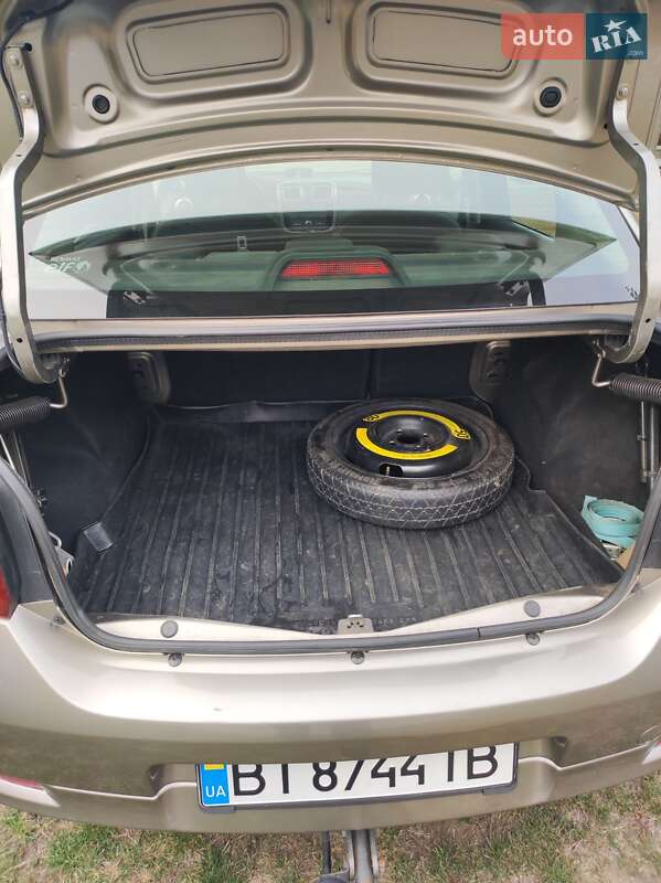 Седан Renault Logan 2013 в Хороле