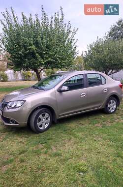 Седан Renault Logan 2013 в Хороле