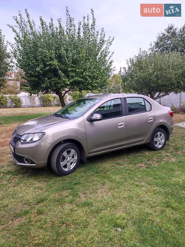 Седан Renault Logan 2013 в Хороле