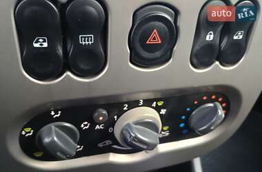 Седан Renault Logan 2011 в 