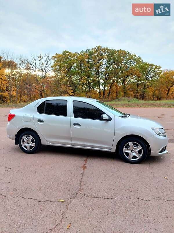 Седан Renault Logan 2015 в Тростянці