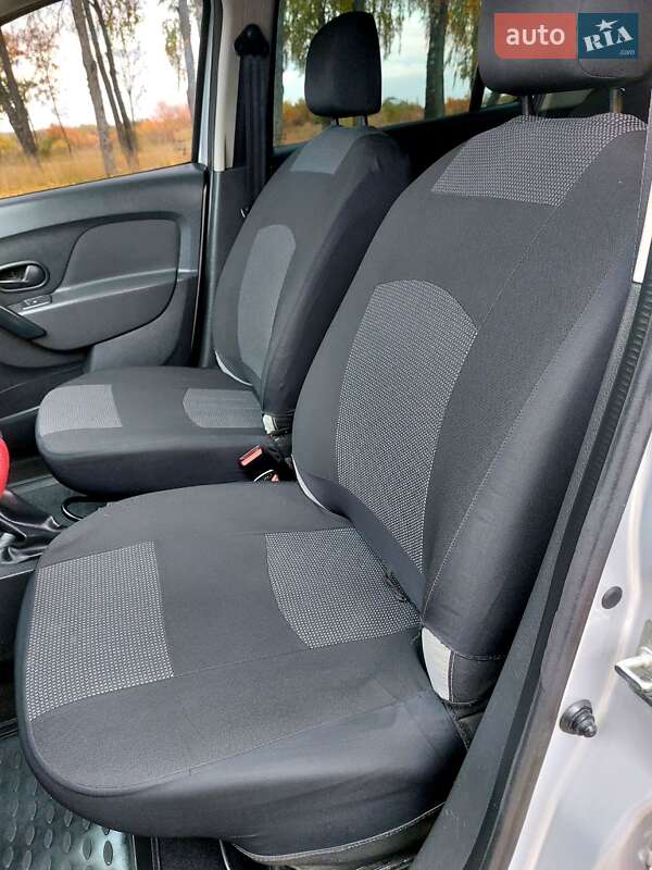 Седан Renault Logan 2015 в Тростянці