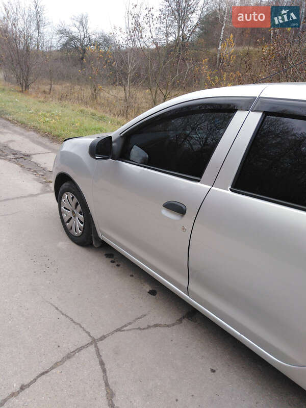 Седан Renault Logan 2013 в Валках