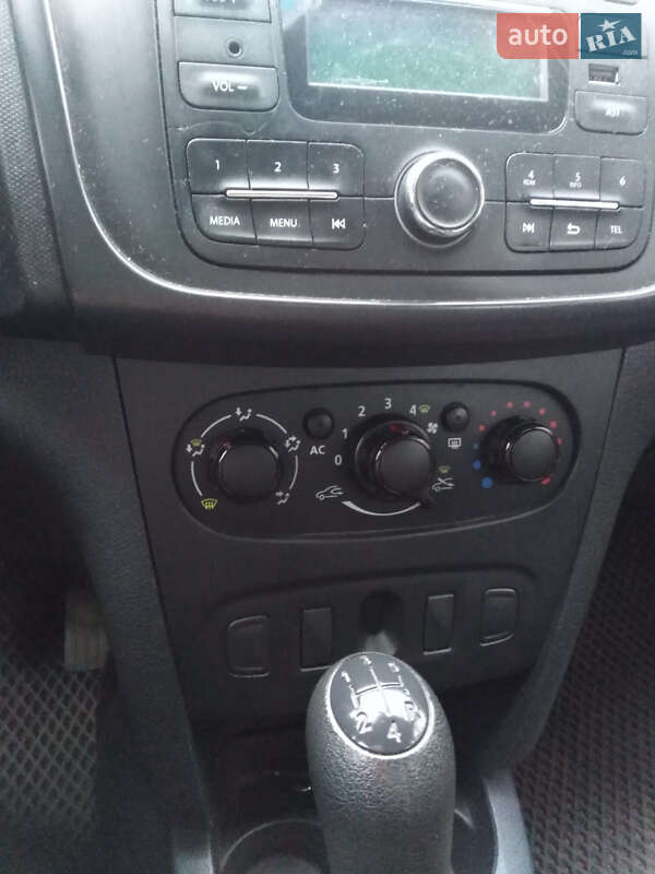 Седан Renault Logan 2013 в Валках