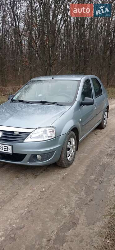 Седан Renault Logan 2011 в Шпикові