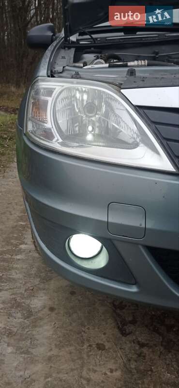 Седан Renault Logan 2011 в Шпикові