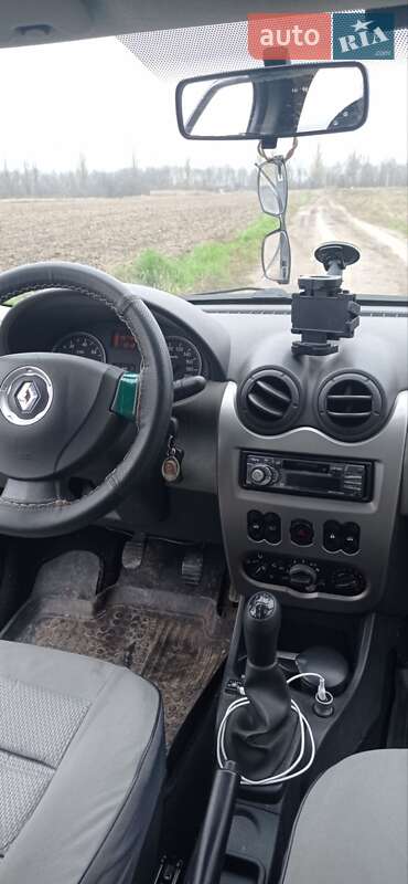 Седан Renault Logan 2011 в Шпикові