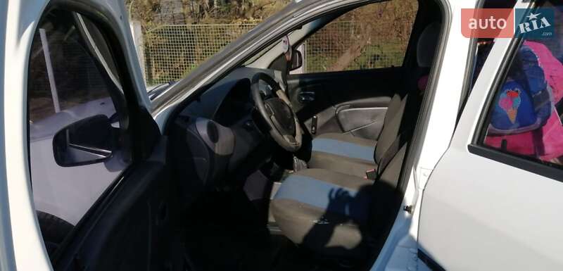 Седан Renault Logan 2012 в Чернівцях