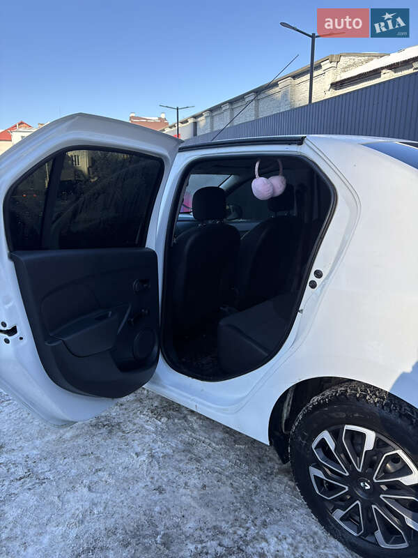 Седан Renault Logan 2016 в Львове