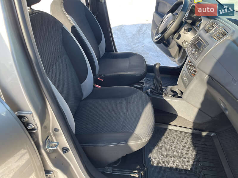 Универсал Renault Logan 2015 в Житомире фото 17 Универсал Renault Logan 2015 в Житомире