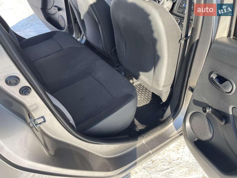 Универсал Renault Logan 2015 в Житомире фото 19 Универсал Renault Logan 2015 в Житомире