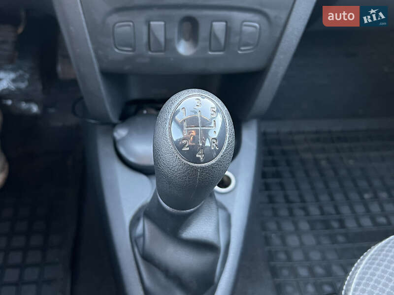 Седан Renault Logan 2015 в Львові фото 15 Седан Renault Logan 2015 в Львові