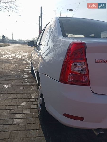 Седан Renault Logan 2012 в Южном