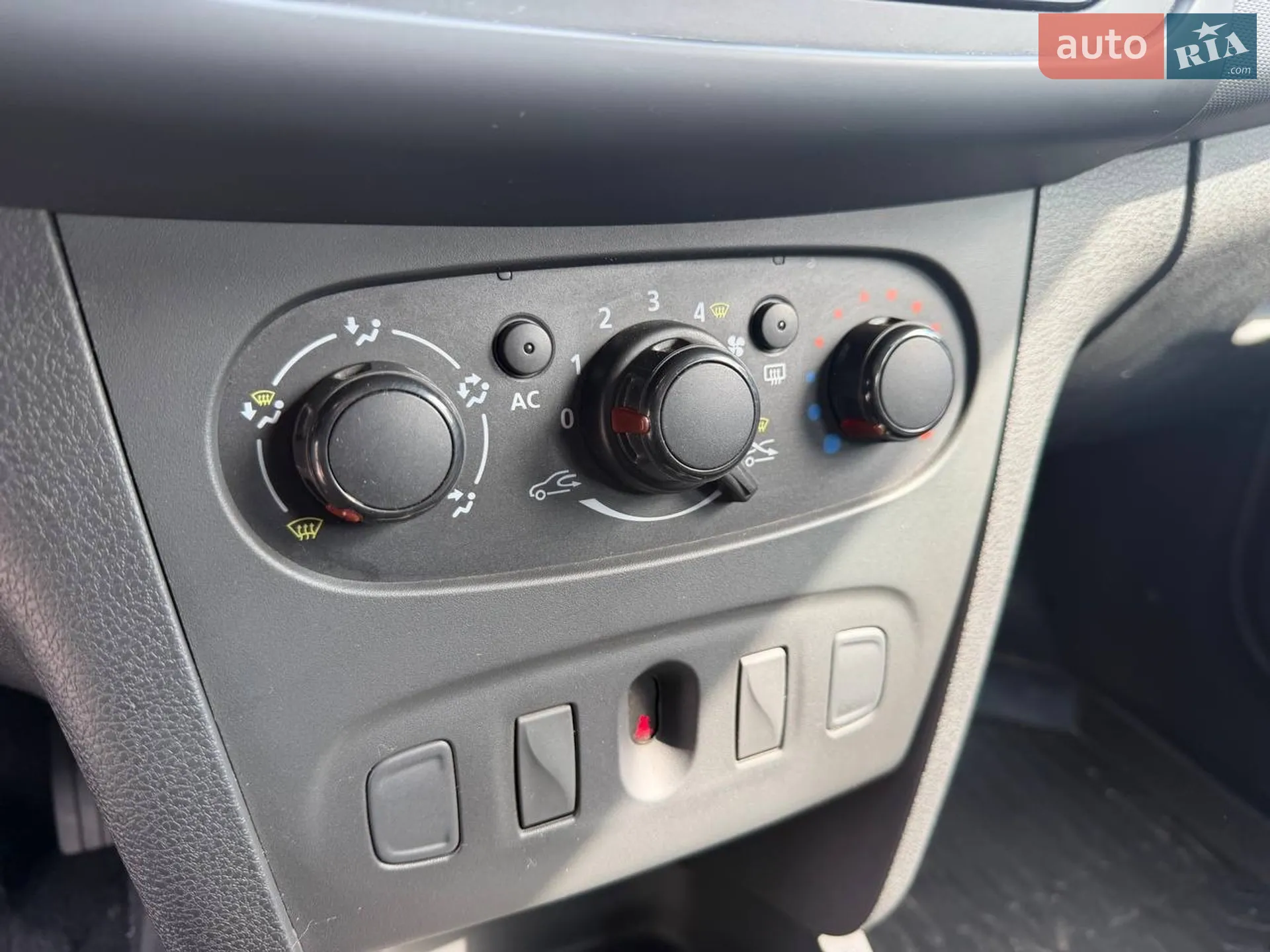 2013 Renault Logan - мініатюра 16