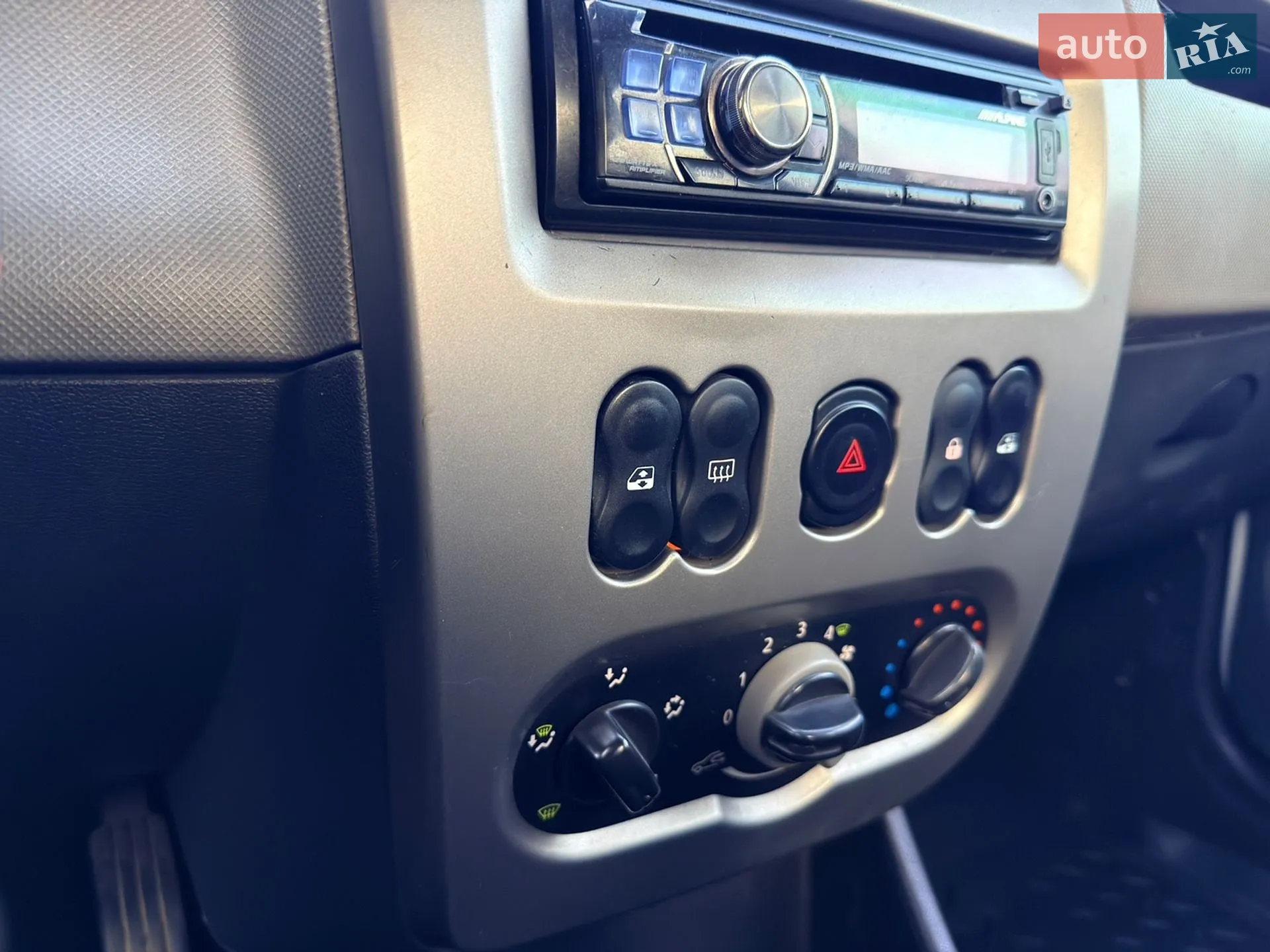 2011 Renault Logan - мініатюра 16