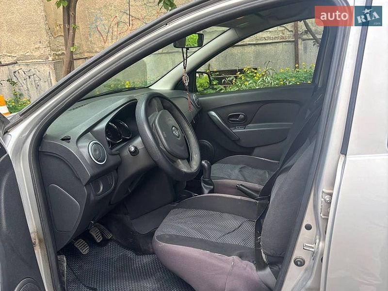 Седан Renault Logan 2013 в Ивано-Франковске