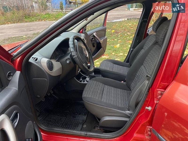 Седан Renault Logan 2010 в Сарнах