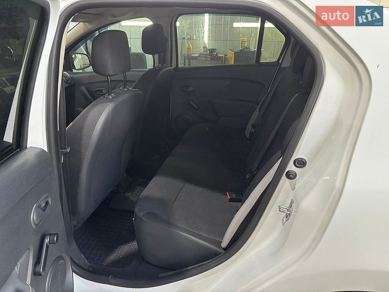 Седан Renault Logan 2013 в Сумах