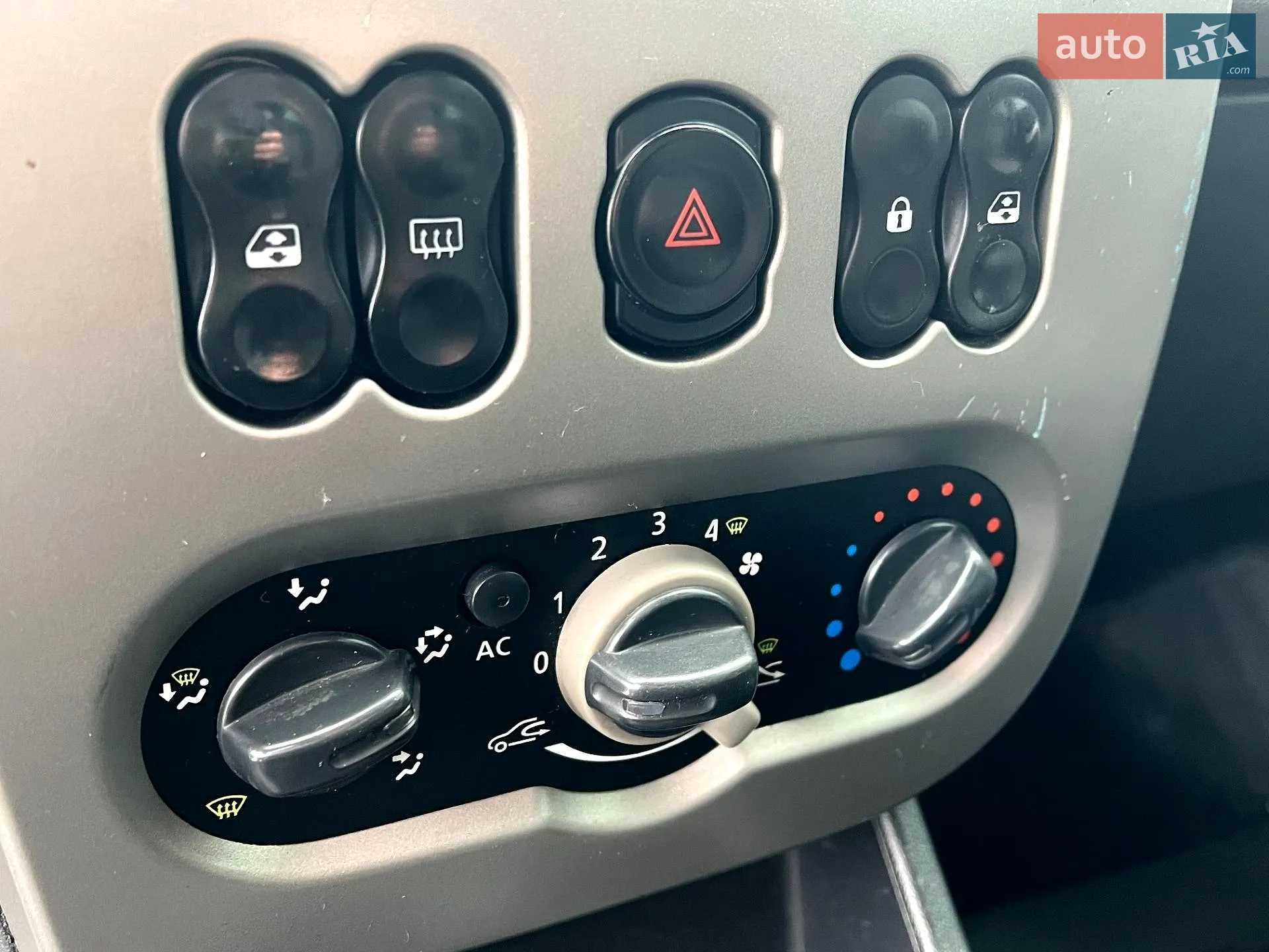 2010 Renault Logan - мініатюра 26