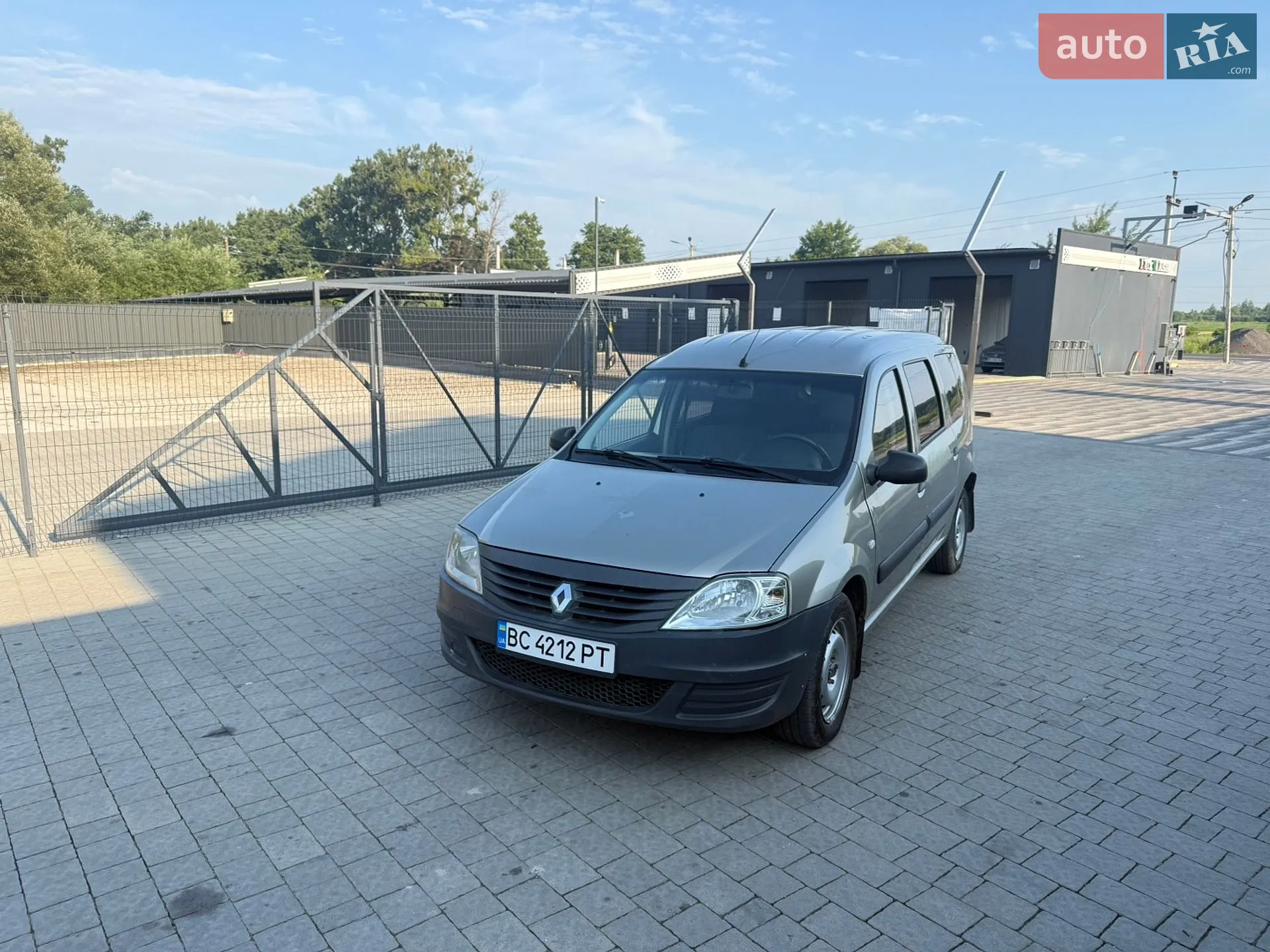 2010 Renault Logan - мініатюра 2