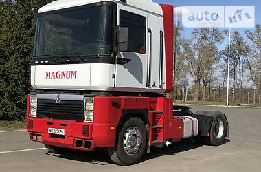 Тягач Renault Magnum 2000 в 