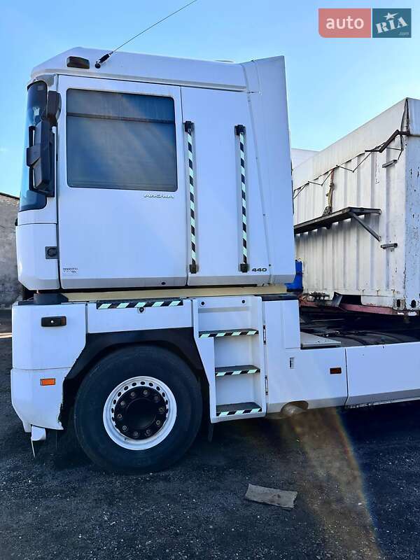 Контейнеровоз Renault Magnum 2004 в Березовке