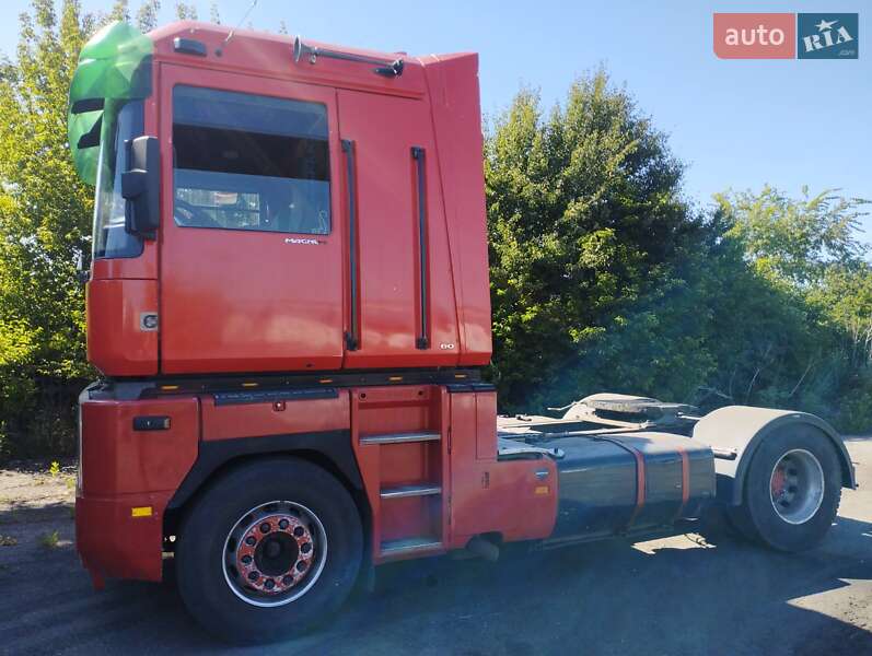 Тягач Renault Magnum 2002 в Семеновке