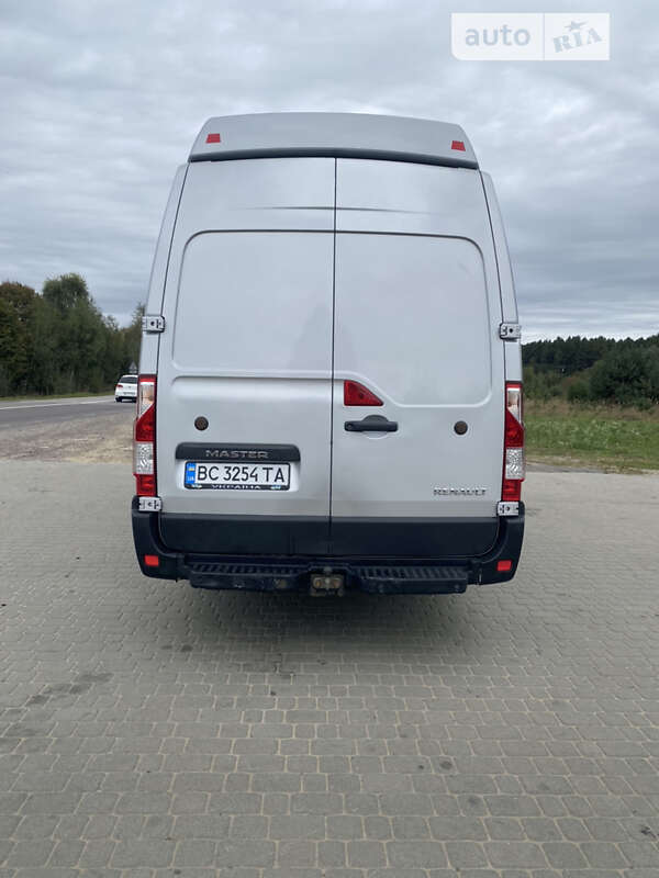 Вантажний фургон Renault Master 2015 в Львові