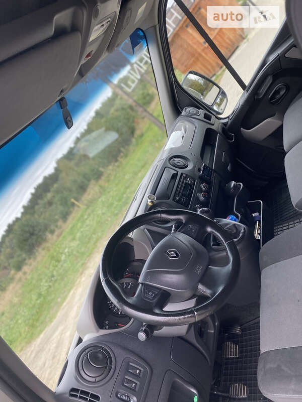 Вантажний фургон Renault Master 2015 в Львові