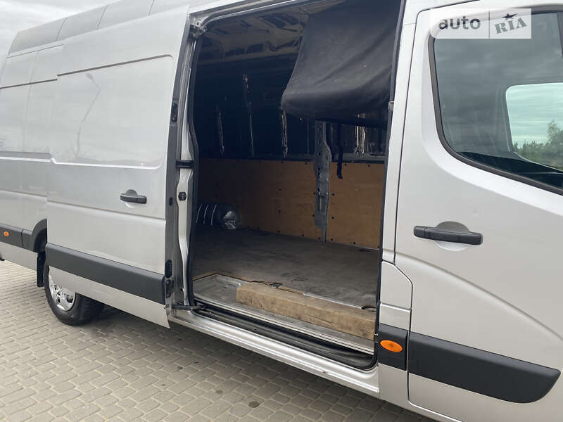 Вантажний фургон Renault Master 2015 в Львові