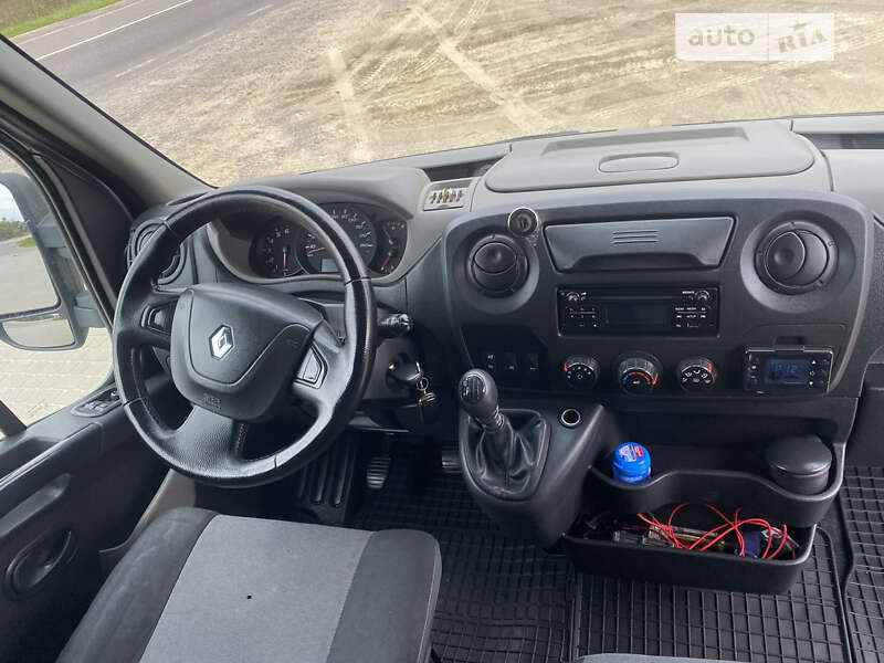 Вантажний фургон Renault Master 2015 в Львові