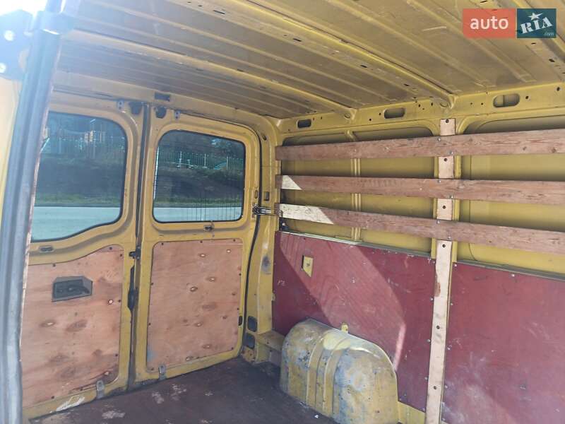 Грузовой фургон Renault Master 2001 в Львове