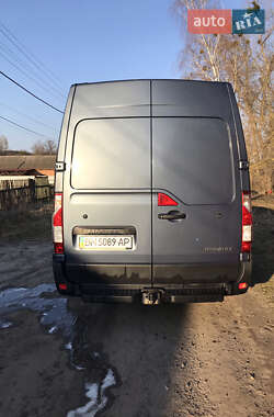 Вантажний фургон Renault Master 2011 в Ромнах