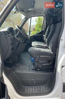 Грузовой фургон Renault Master 2024 в 